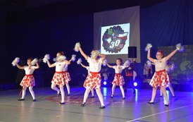 Na zdjęciu widać grupę tańczących cheerleaderek 