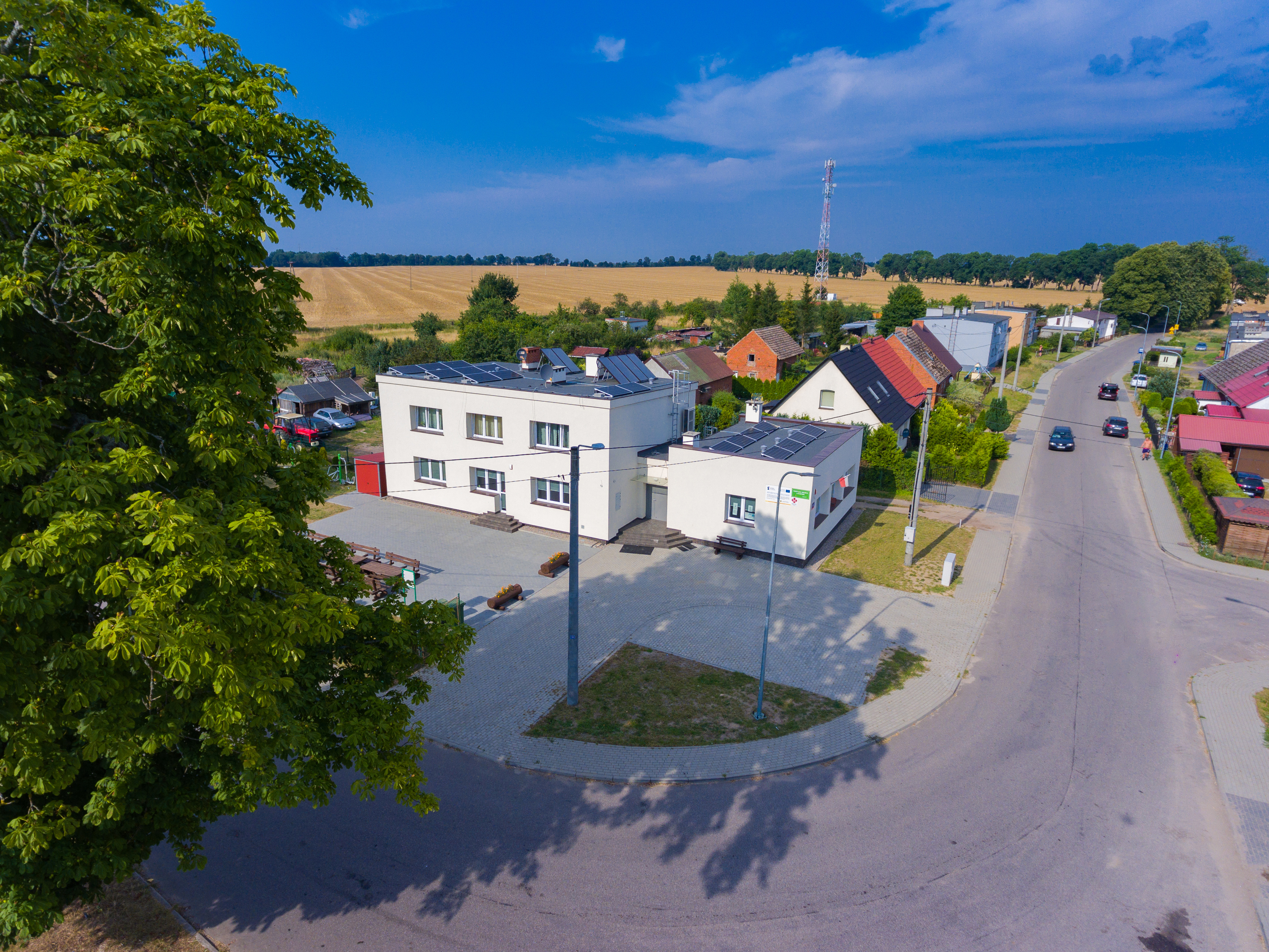 budynek świetlicy w otoczeniu innych obiektów