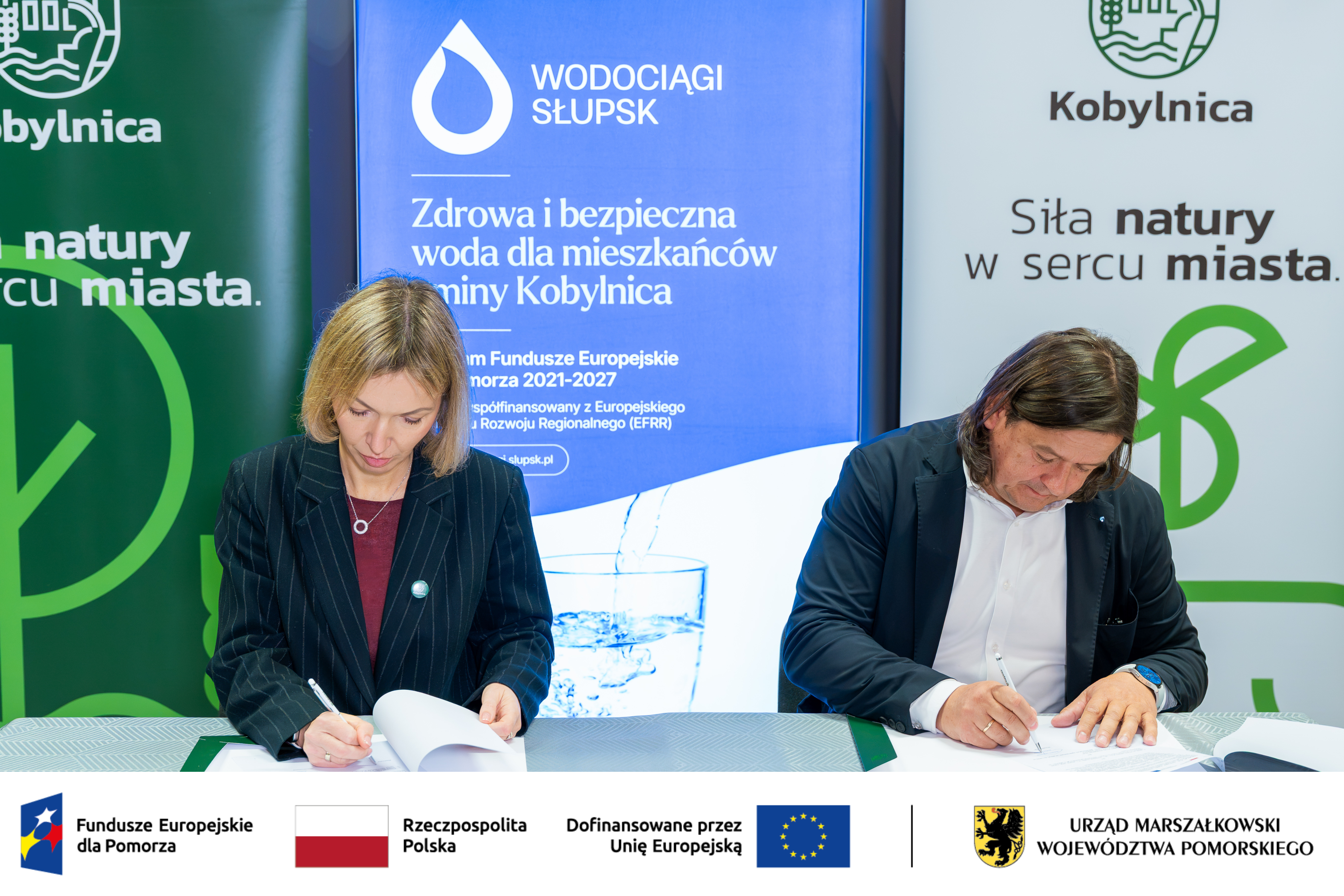 zdjęcie z&nbsp;podpisania dokument&oacute;w