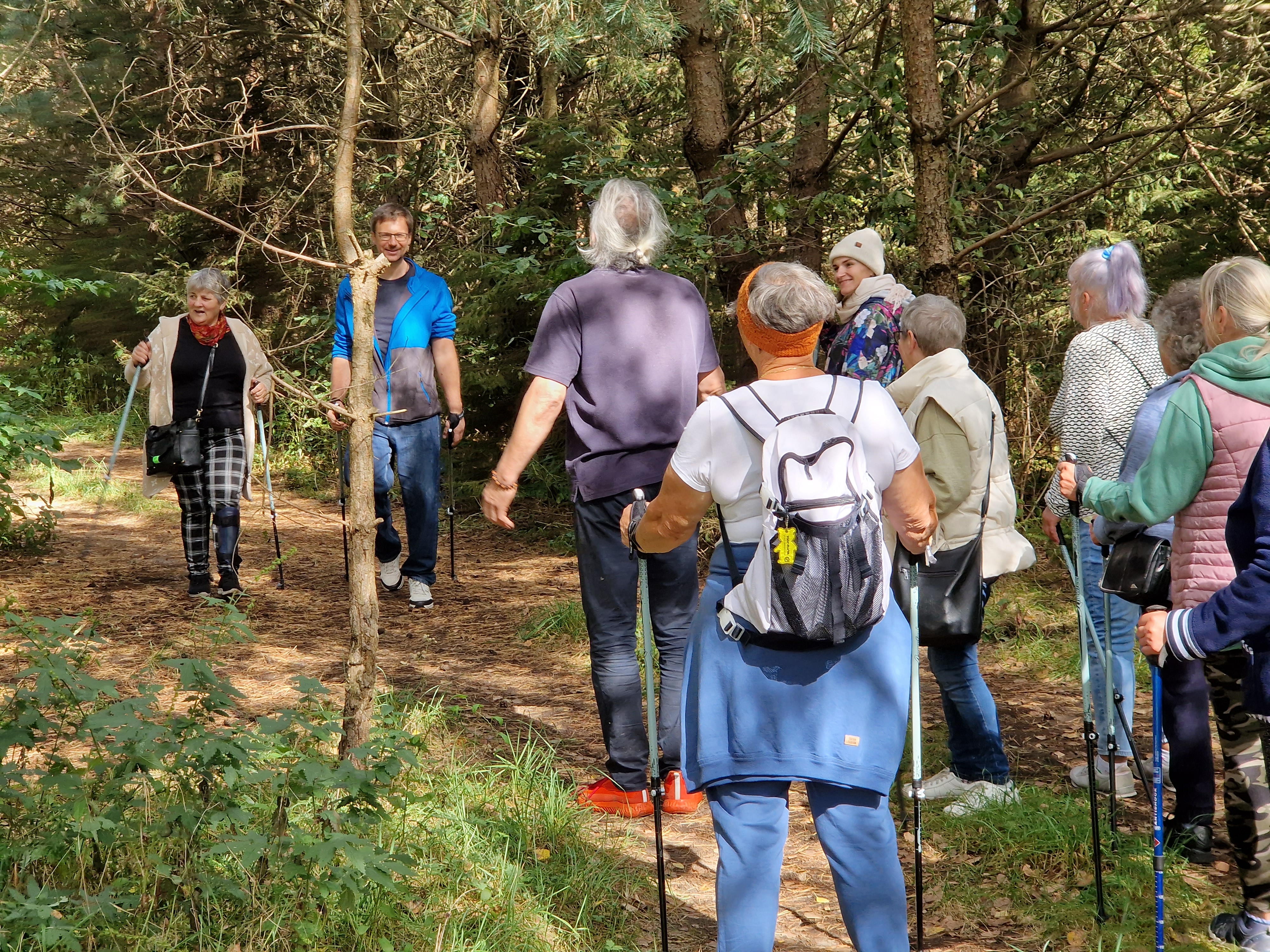 Na zdjęciu członkowie Klubu Seniora uczestniczą w rajdzie nordic walking.