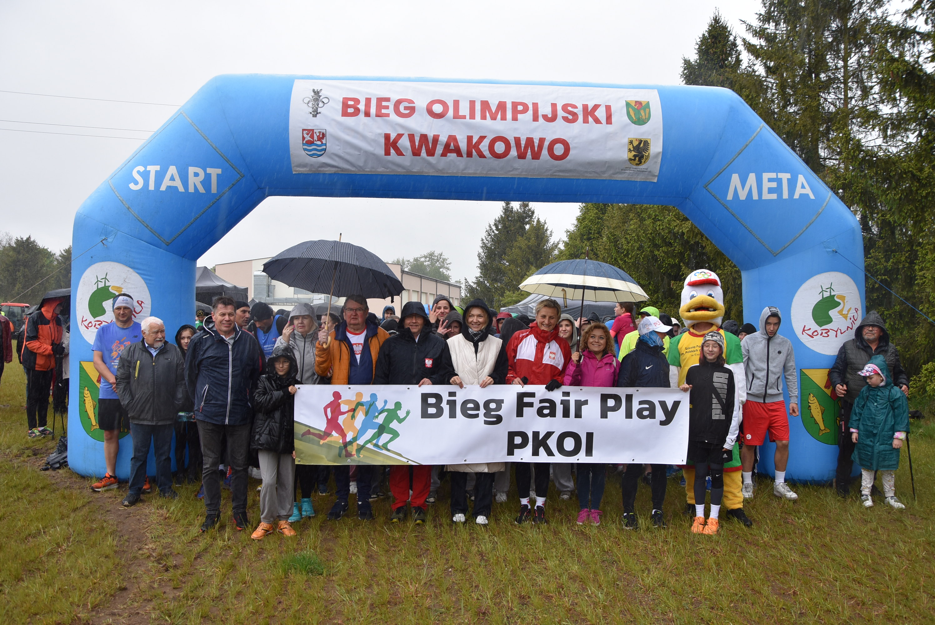 Na zdjęciu uczestnicy biegu szykują się do startu.