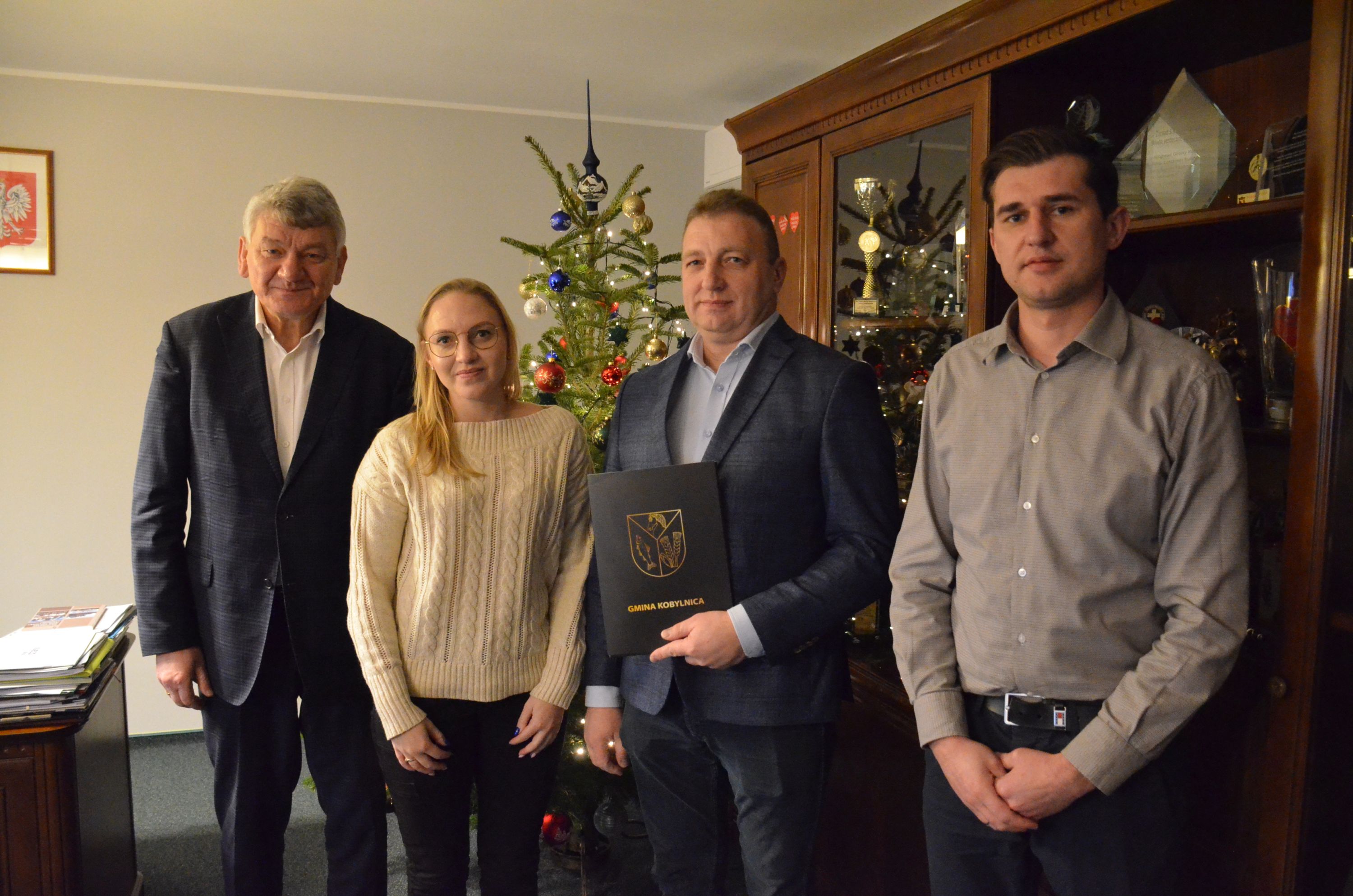 Zdjęcie z&nbsp;podpisanie umowy na&nbsp;przebudowę chodnika