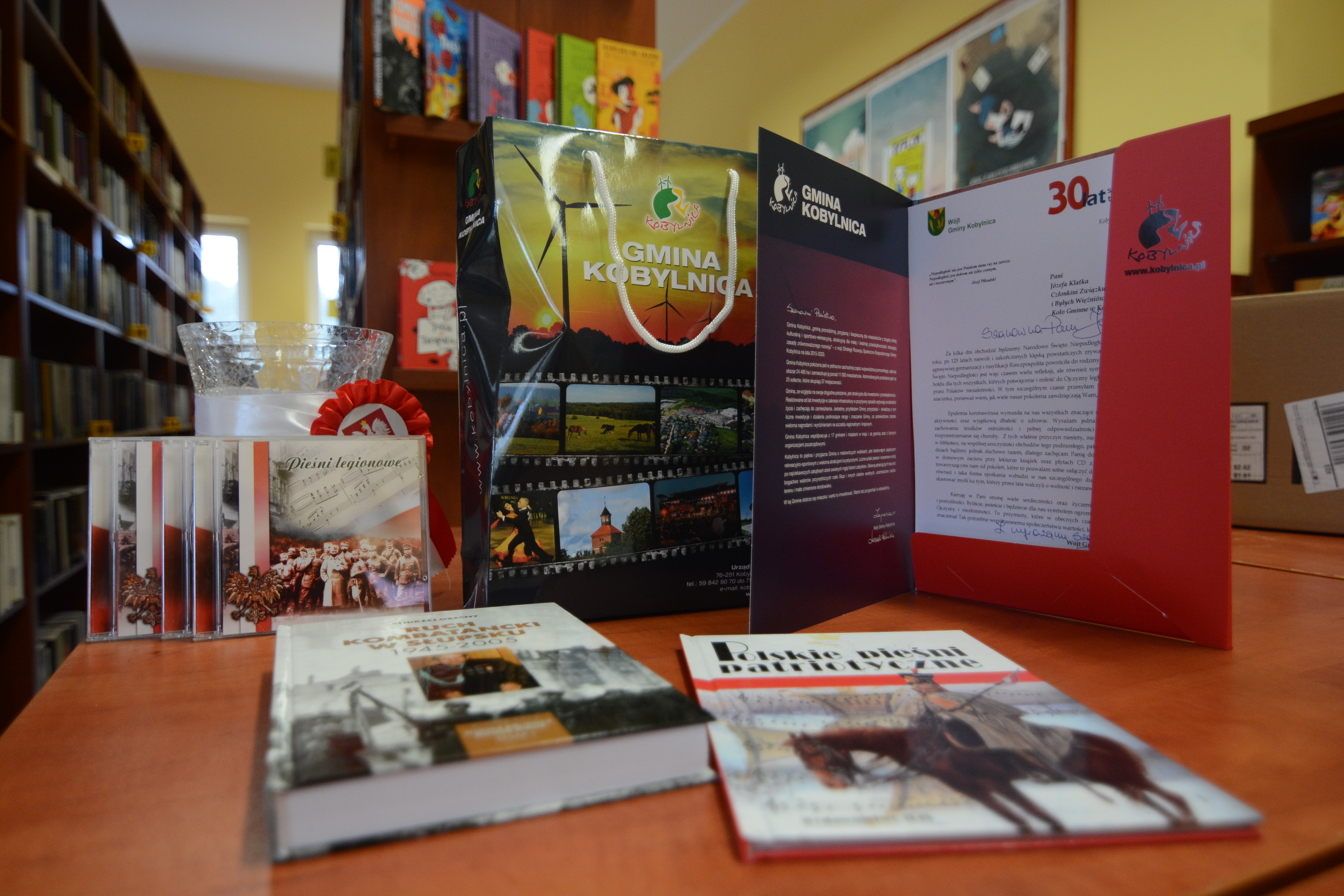 Torba, list, książki i&nbsp;płyty CD na&nbsp;stoliku