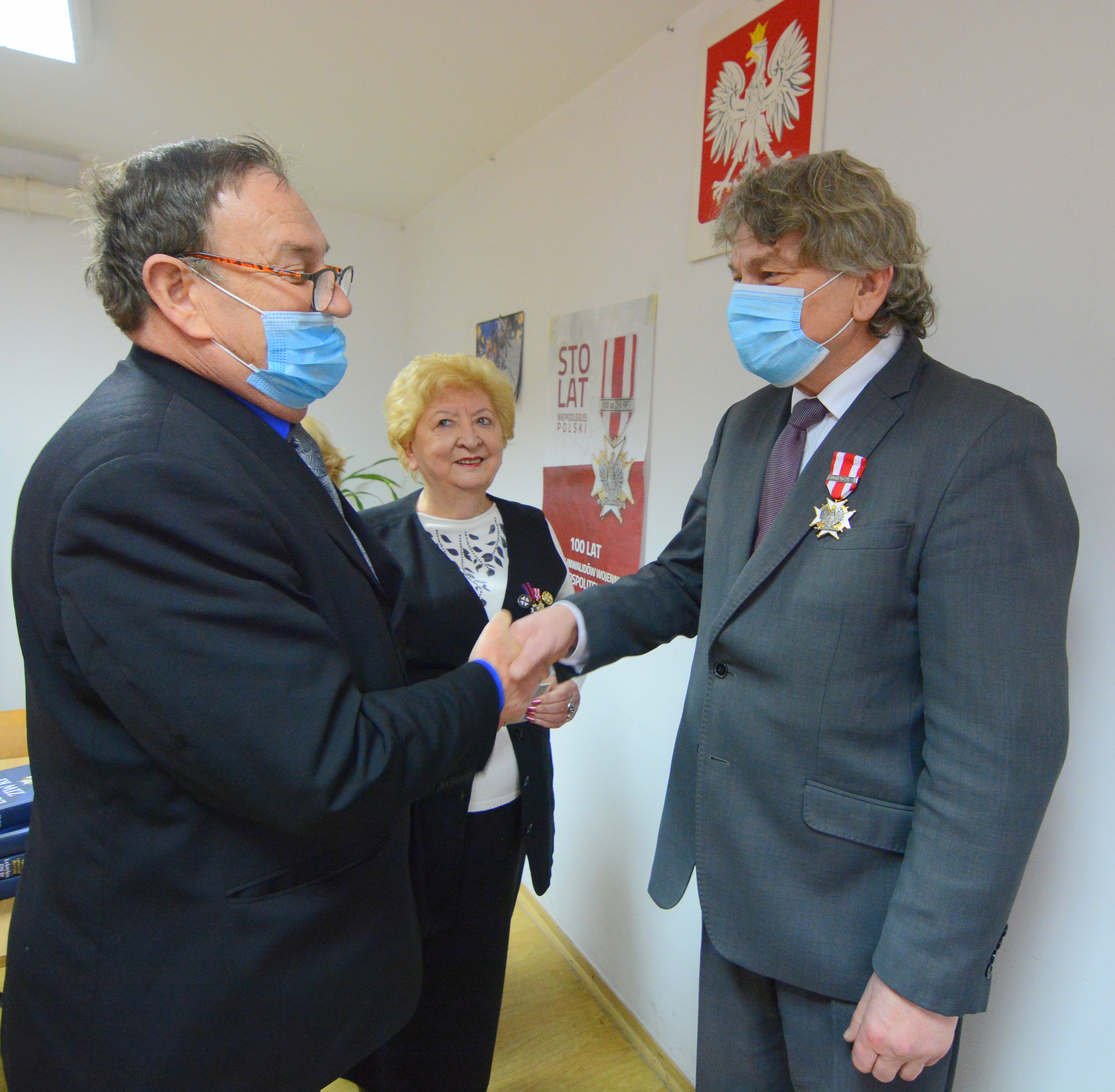 Przypięcie medalu Związku Inwalidów Wojennych na piersi Wójta Gminy Kobylynica