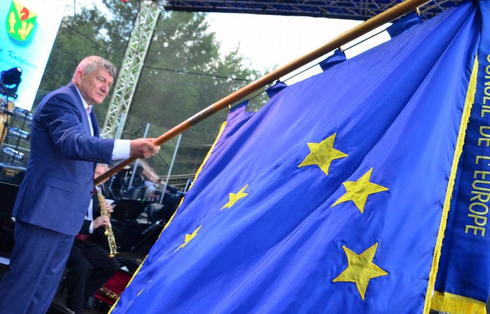 Wójt Gminy Kobylnica trzymający Flagę Honorową Rady Europy