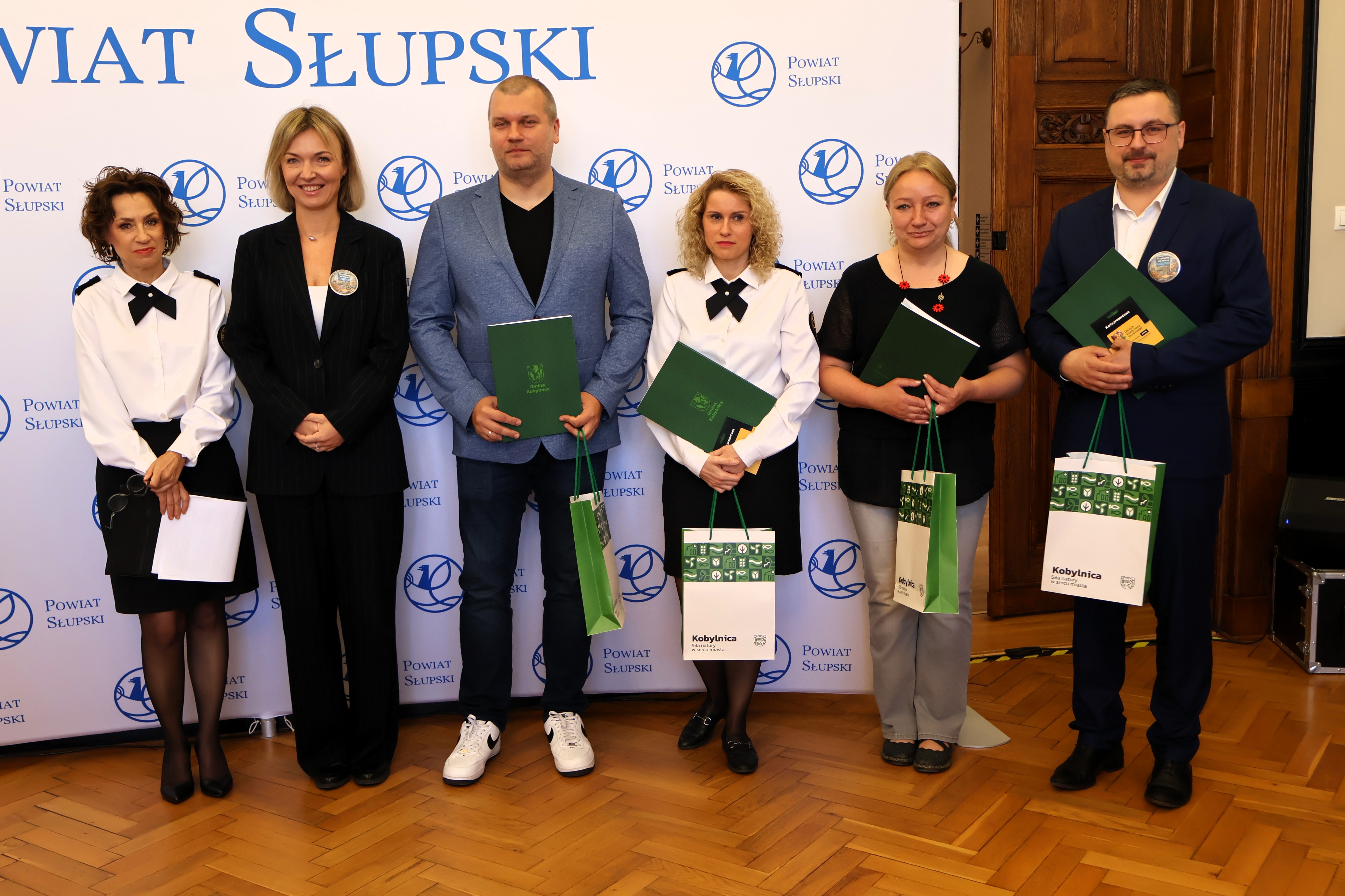 Na zdjęciu Burmistrz Anna Gliniecka-Woś wraz z&nbsp;nagrodzonymi nauczycielami.