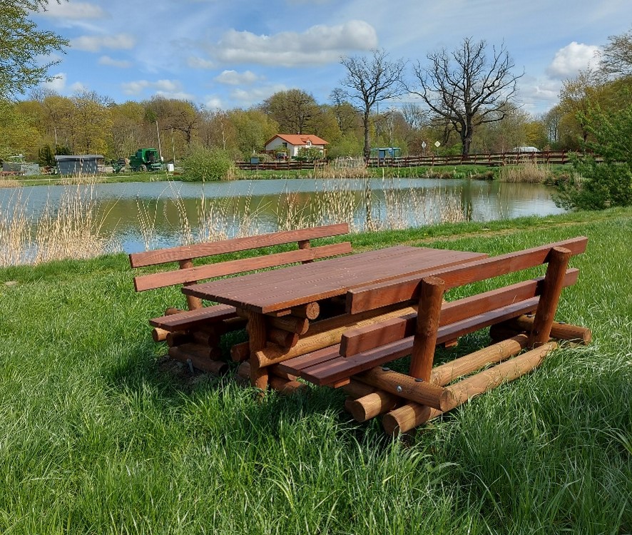 Stół piknikowy zamontowany w Runowie Sławieńskim