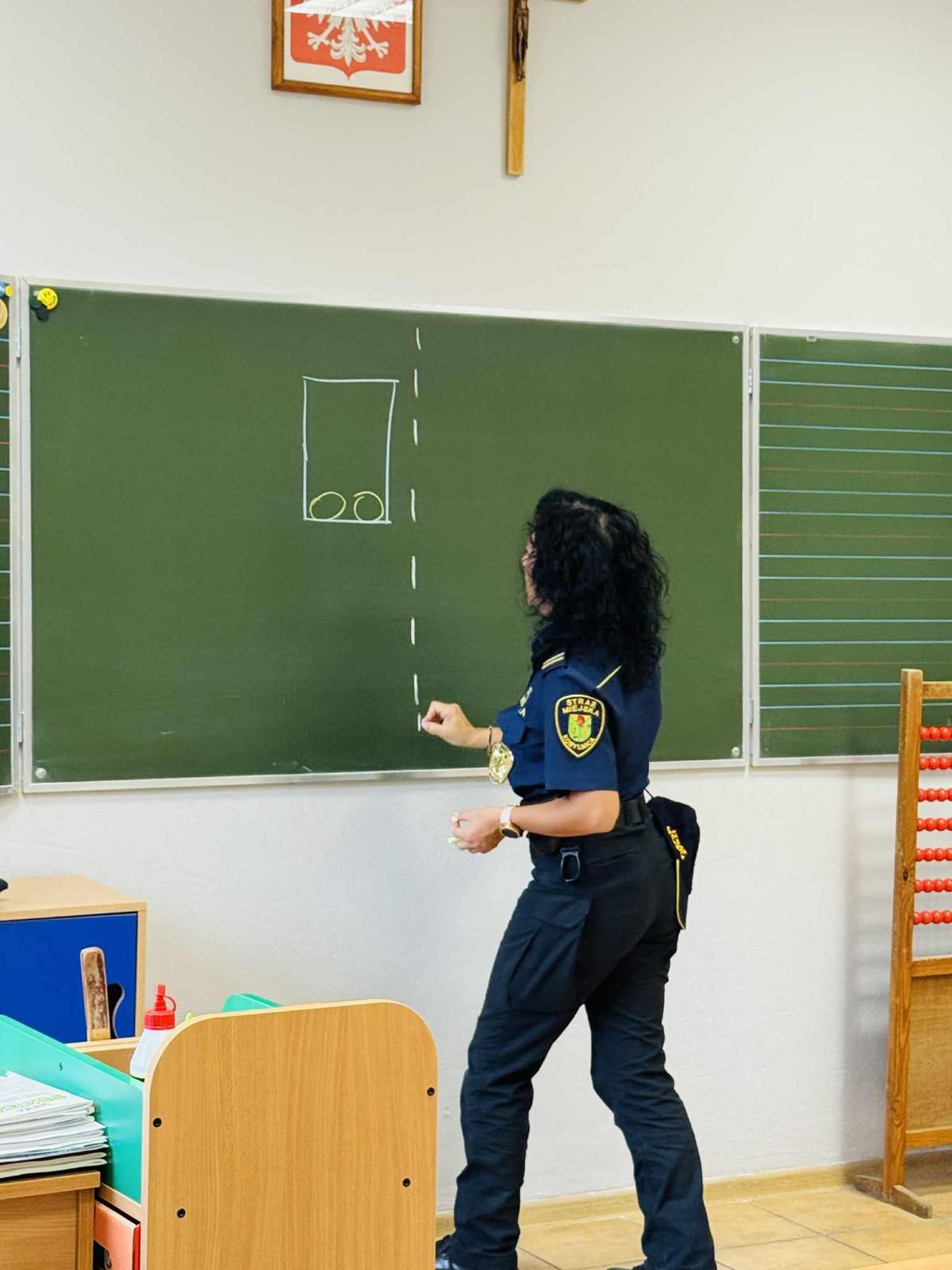 strażnik na&nbsp;tablicy rysuje ulicę