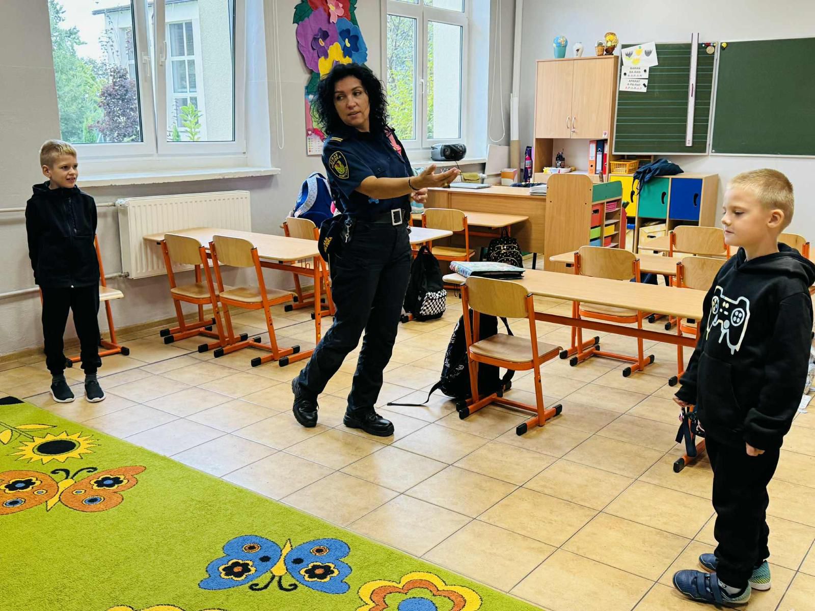 strażnik z&nbsp;dw&oacute;jką dzieci