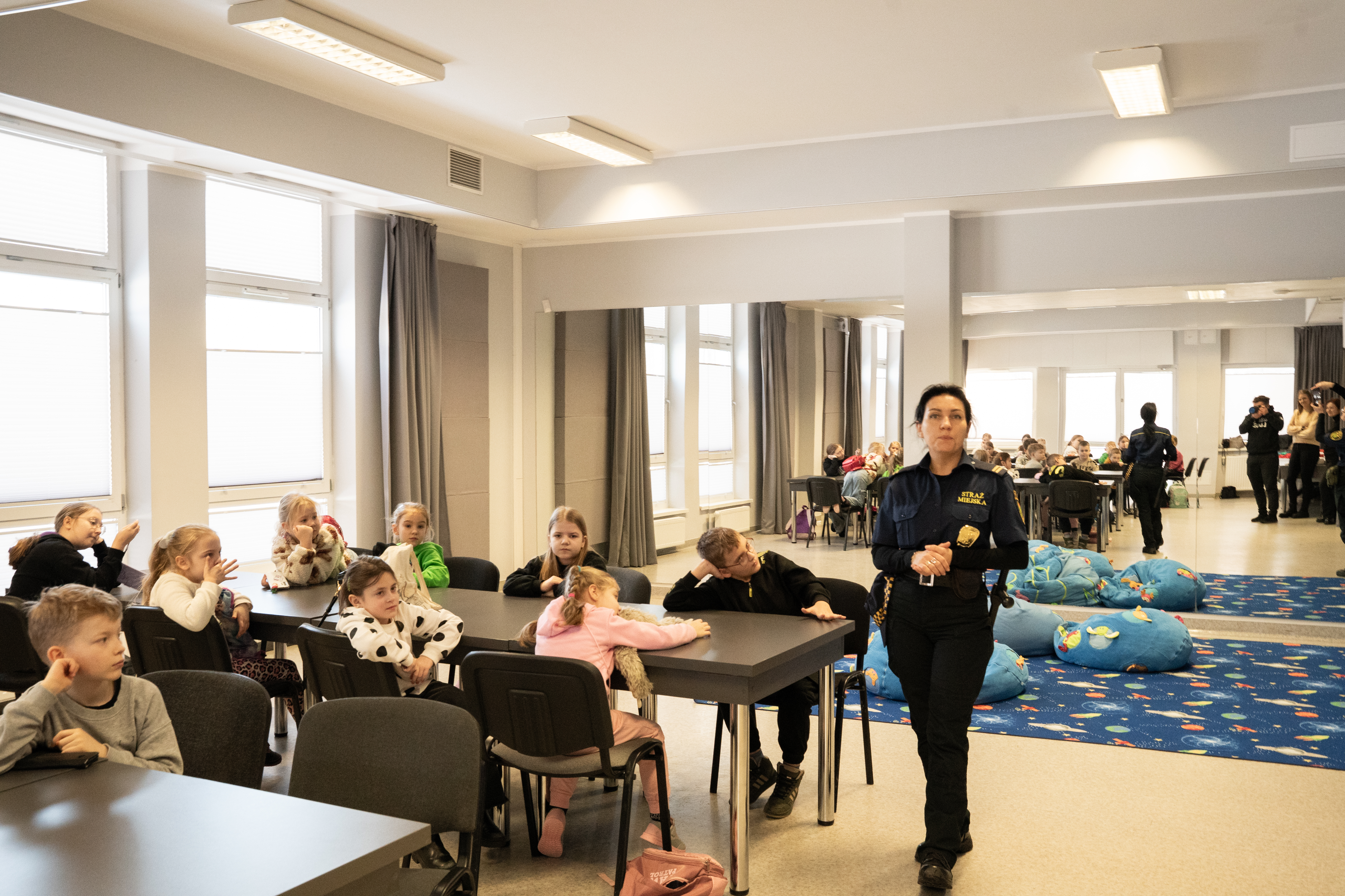 Strażnik miejski opowiadający o&nbsp;pracy strażnika