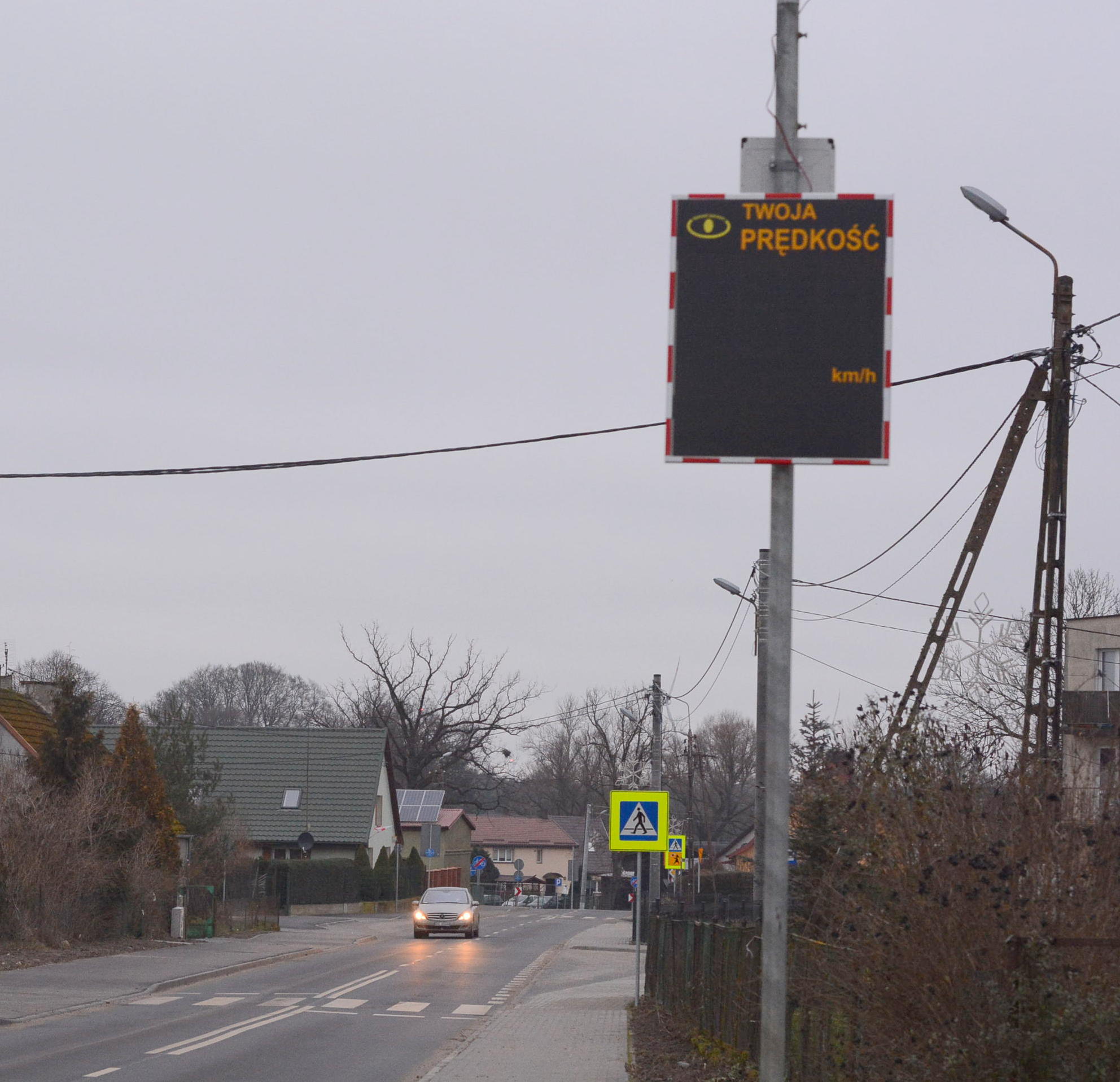 Tablica LED a za nią jadące samochody