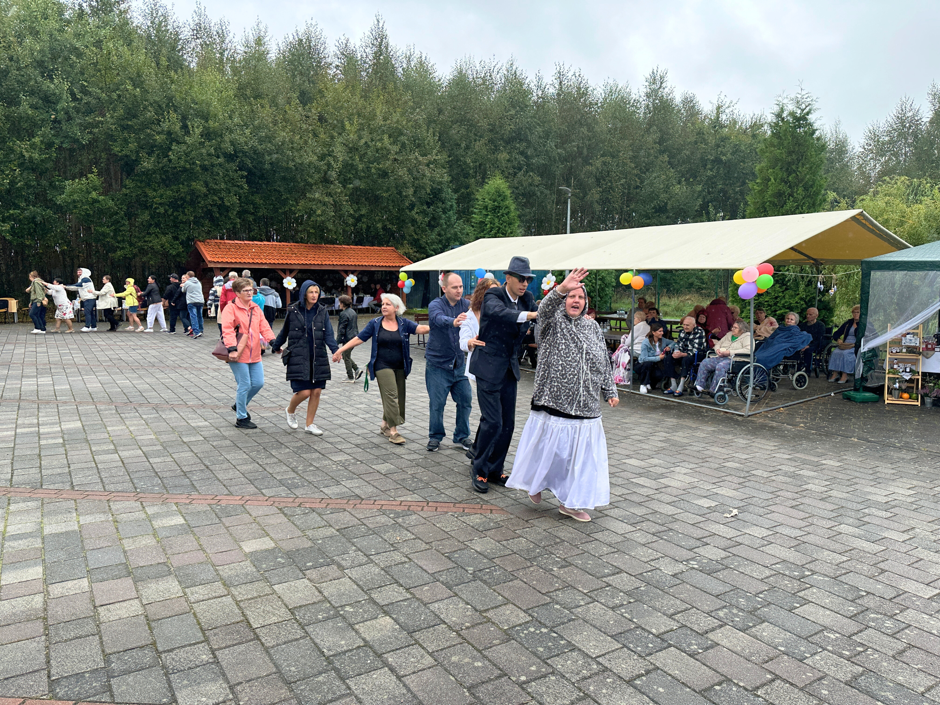 Na zdjęciu widać bawiących się na pikniku pacjentów zakładu.