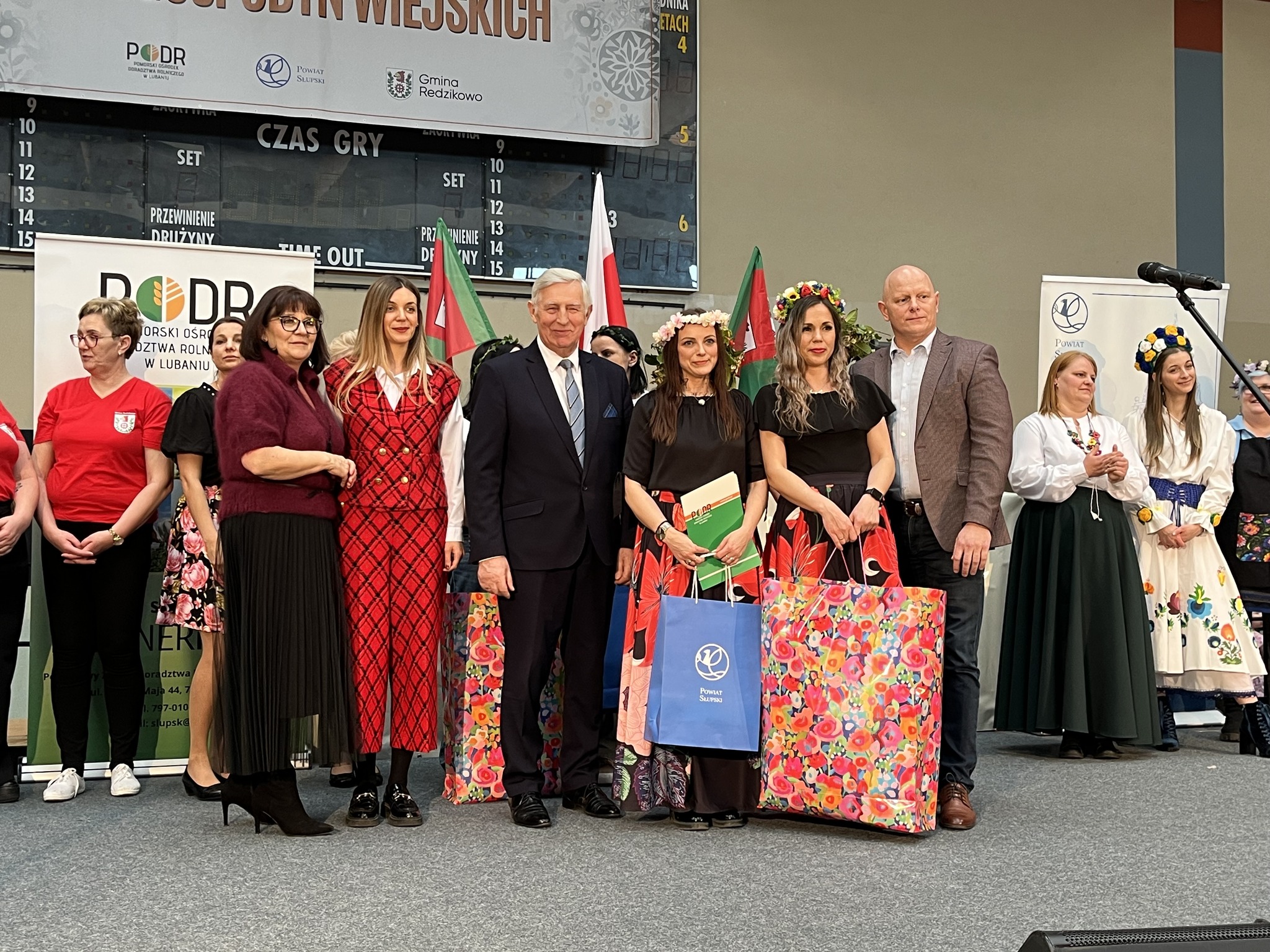 Na zdjęciu przedstawicielki KGW Widzino odbierają nagrodę z&nbsp;rąk organizator&oacute;w.