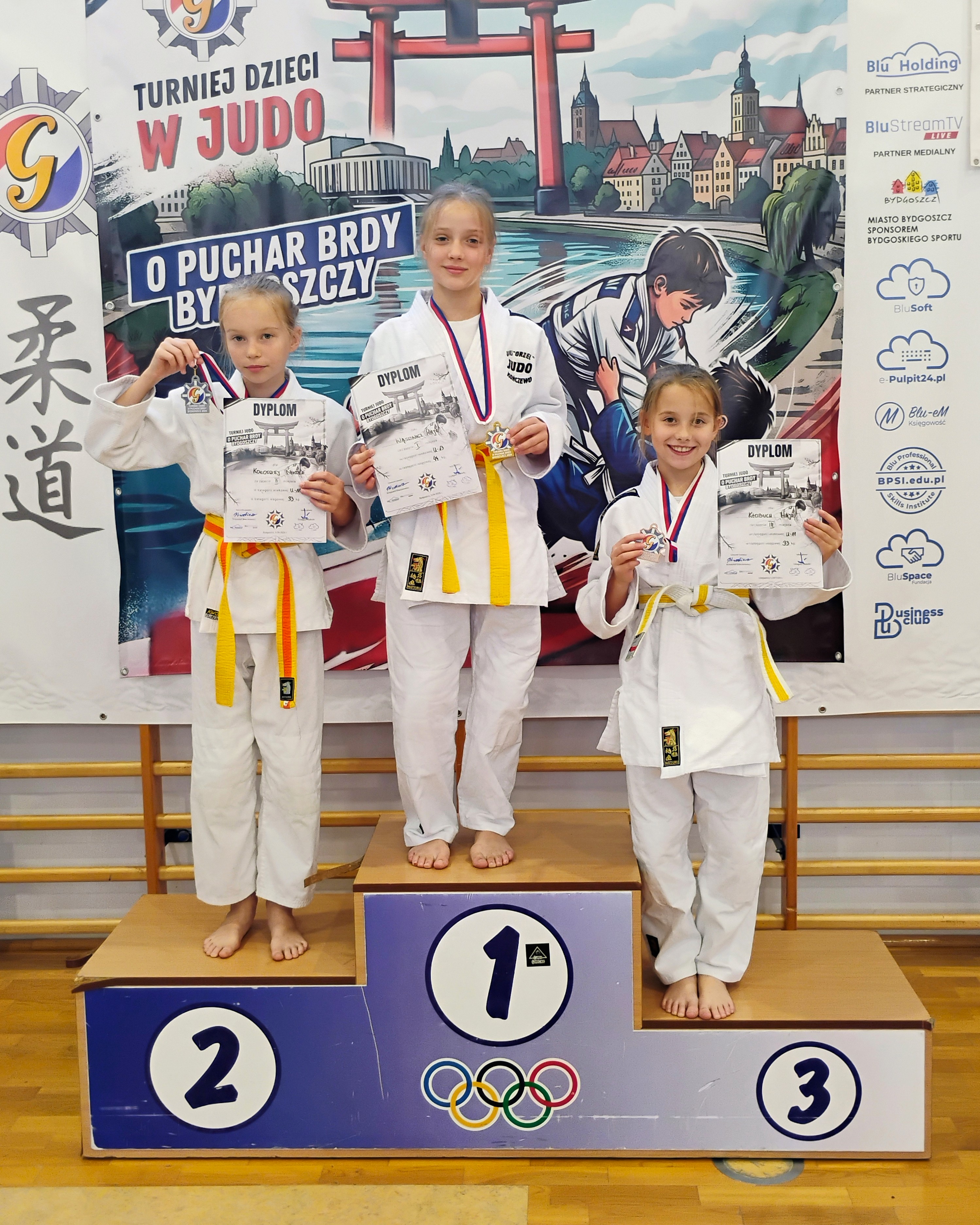 na zdjęciu zawodniczki Orł&oacute;w Kończewo na&nbsp;podium