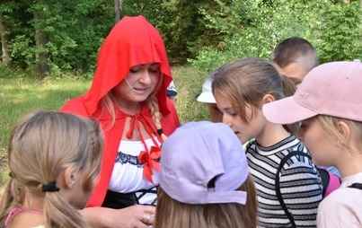 Zdjęcie do Wspaniała zabawa podczas gry plenerowej "Śladami Czerwonego Kapturka" 