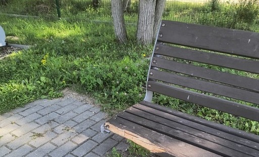 Uszkodzona ławka w parku