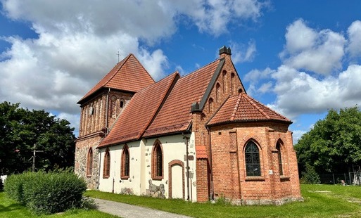 Zdjęcie do Nowy blask zabytku w Sierakowie. Zakończono renowację kamiennej wieży kościoła